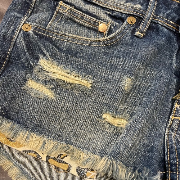 H&M women’s jean shorts. Glitter leopard print inside pocket detail. Size 4. NWT - Picture 6 of 7